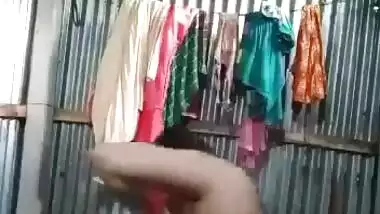 Chubby village wife bathing nude video selfie