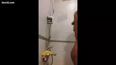 Sexy tamil girl bathing video