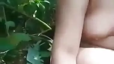 Bangla Desi chick performs a XXX striptease show in the fresh air