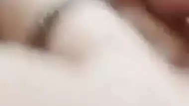 A milf from Dhaka masturbates during a bath