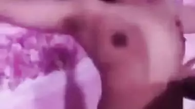 Bihari Desi XXX babe gives a nice blowjob to her father’s friend MMS