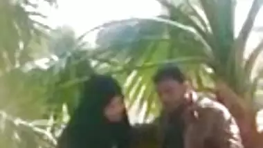 Indian muslim girl doing handjob to her Boyfriend in a park