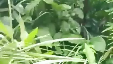 Village couple’s outdoor Indian sex video from the forest