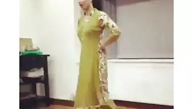 UK Pakistani Uni Girl Dance Non Nude...