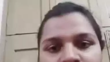 Indian culminates XXX video with flaunting her naked touchable boob