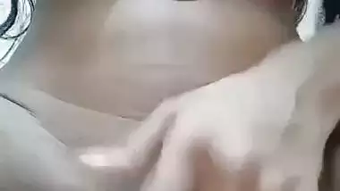 An 18-year-old girl records her nude MMS in a bathroom