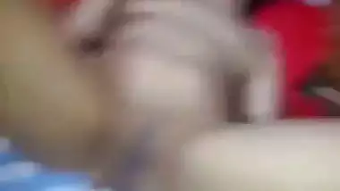 Desi nude lady uses toothpaste to lube her pussy