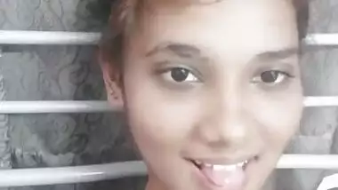 Cute Desi Girl Showing Boobs