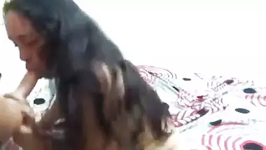 EMPLEADA DE SERVICIO ES DESCUBIERTA OLFATEANDO LAS BRAGAS DE LA ESPOSA DEL JEFE Y TERMINA CON UN DILDO EXTRALARGO METIDO EN EL COÑO HASTA EL ORGASMO