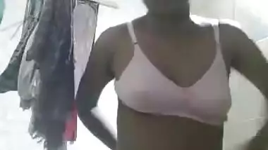 Desi cute bhabi show her nude body