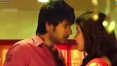 Raasi khanna Hot Romantic Scene