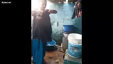 Desi aunty nude bath