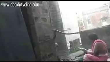 Desi village aunty bathing outdoor indian porn tube