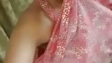 Today Exclusive -desi Riya Bhabhi Shows Her Boobs