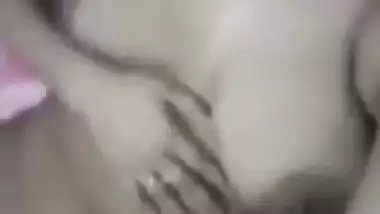 Nude Bengali girl wildly rubs and fingers her Desi XXX twat on cam