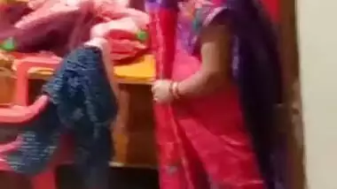 Aunty caught on while dressing video