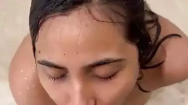 Horny lady gives a desi blowjob in the shower