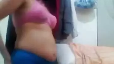 Mature Desi woman with perky XXX tits performs sex dance on camera