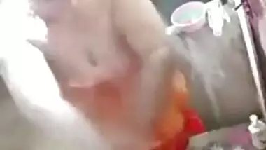 Desi aunty bathing full nude outdoor on mms cam for her lover